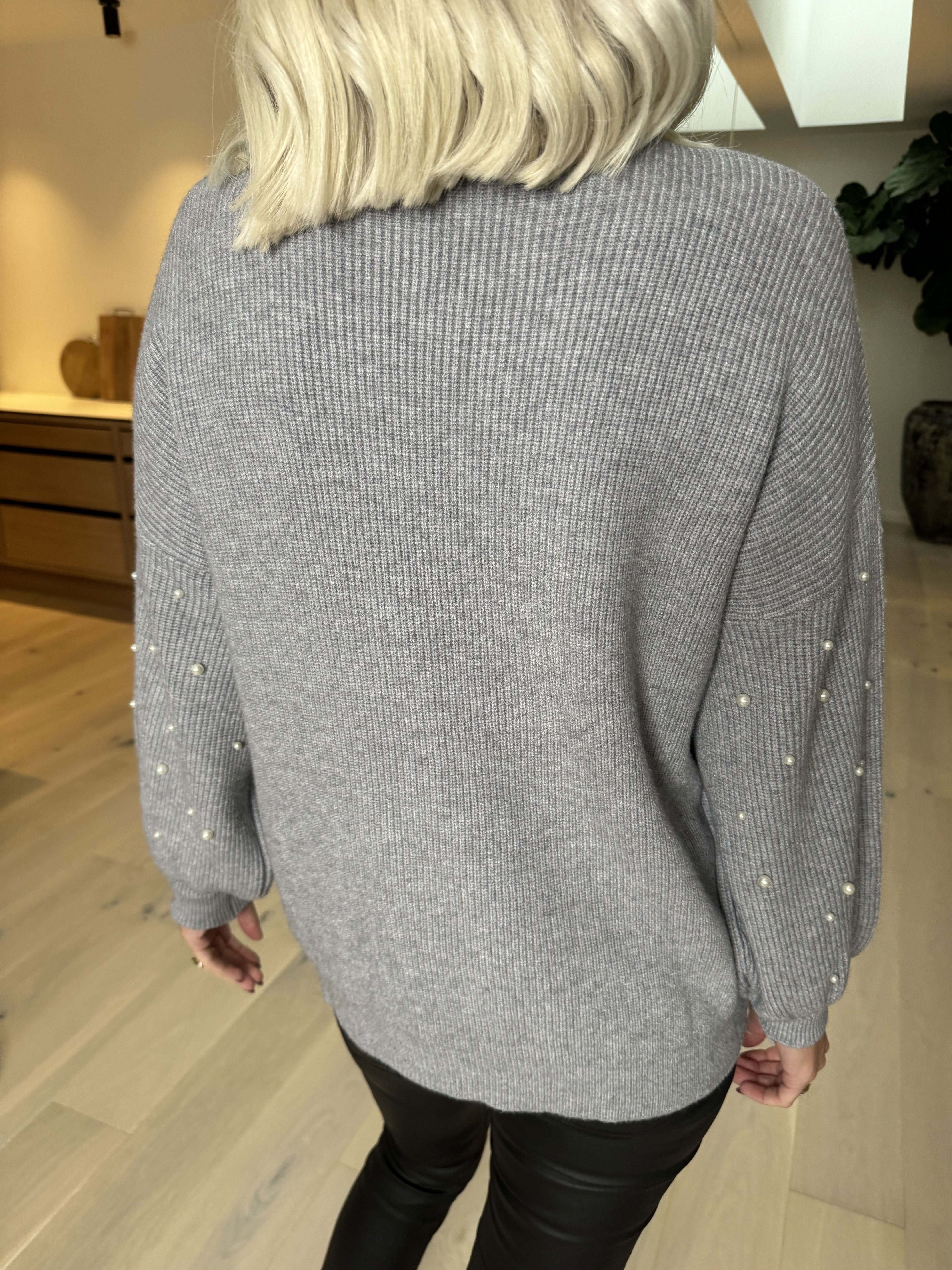 Diara - Stickad blus med ballongärmar och vita pärlor